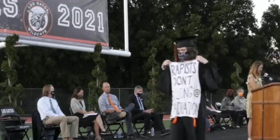 Καλιφόρνια: «Οι βιαστές δεν έχουν θέση εδώ», το πανό μαθήτριας σε τελετή αποφοίτησης